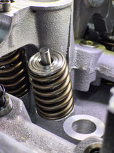 Load image into Gallery viewer, Atomic Barra Race Valve Spring & Titanium Retainer Set